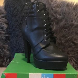 Leather size 8 Charles David ankle boot